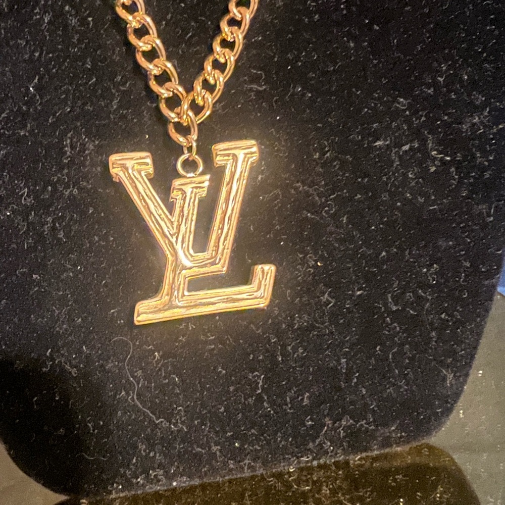 Louis Vuitton LV Pendant Necklace - Picture 2 of 7